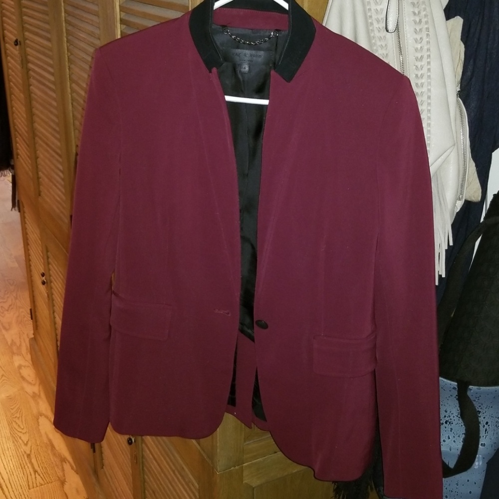 Maroon fitted blazer. Black collar. Pocket detail